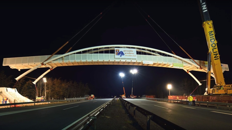 Kako čez gorenjsko avtocesto namestiti 58-tonski most