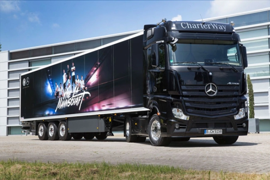 Tudi Mercedes v nogometnih barvah