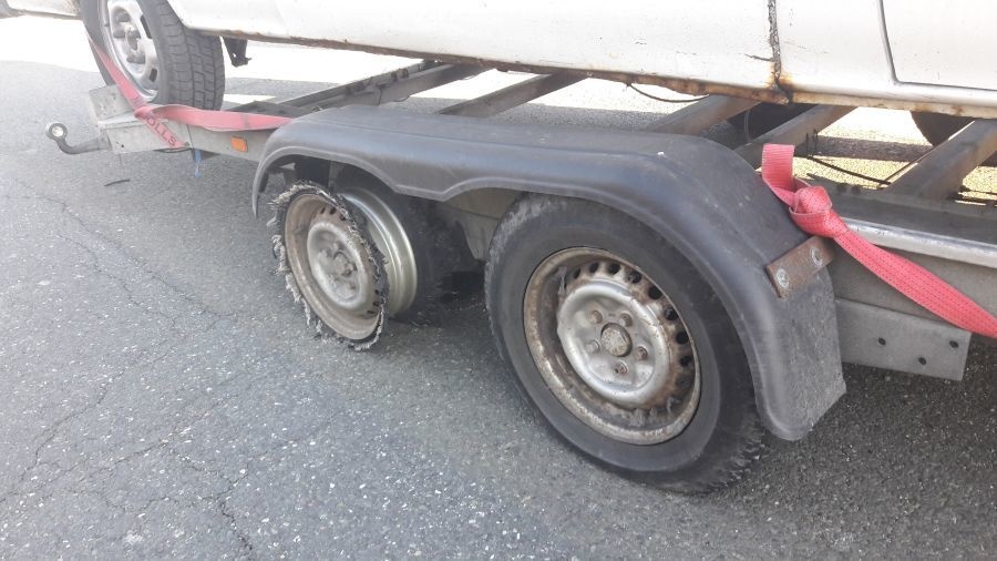 Voznik tovornega vozila je s predrto pnevmatiko vozil po avtocesti še vsaj 10 km