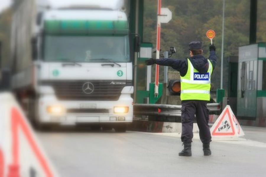 Voznik tovornega vozila je s predrto pnevmatiko vozil po avtocesti še vsaj 10 km