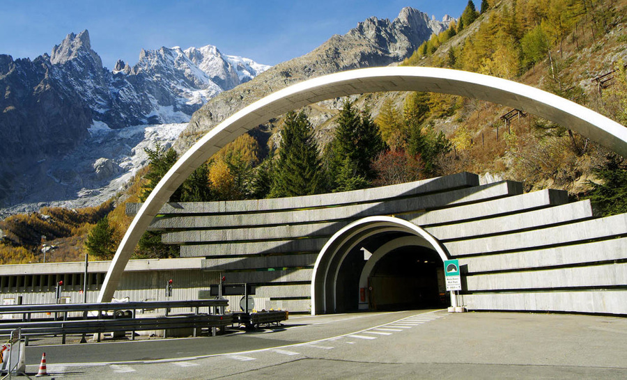 Vožnja skozi predor Mont Blanc dražja