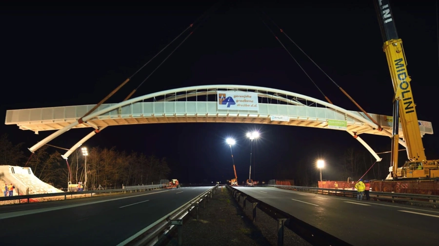 Kako čez gorenjsko avtocesto namestiti 58-tonski most