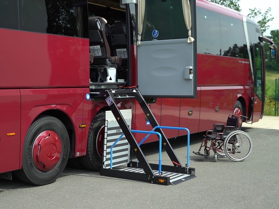 Potovalni avtobus prilagojen za invalide