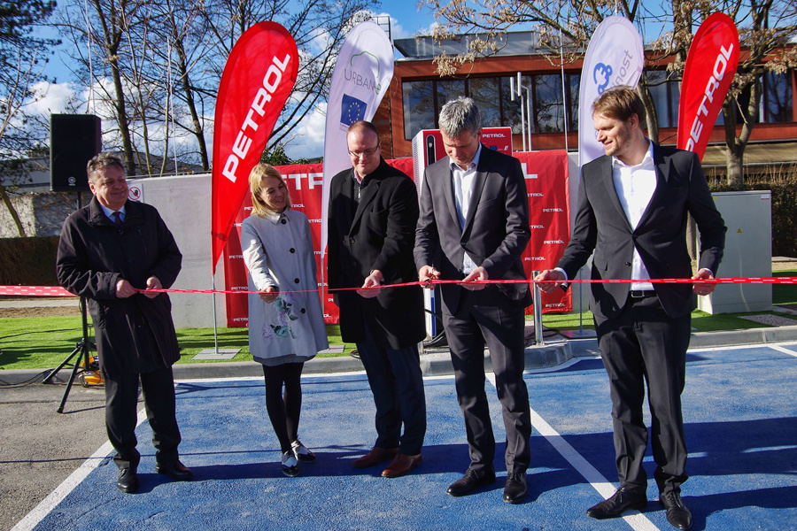 Prvo javno mini vozlišče za hitro polnjenje električnih vozil v Sloveniji