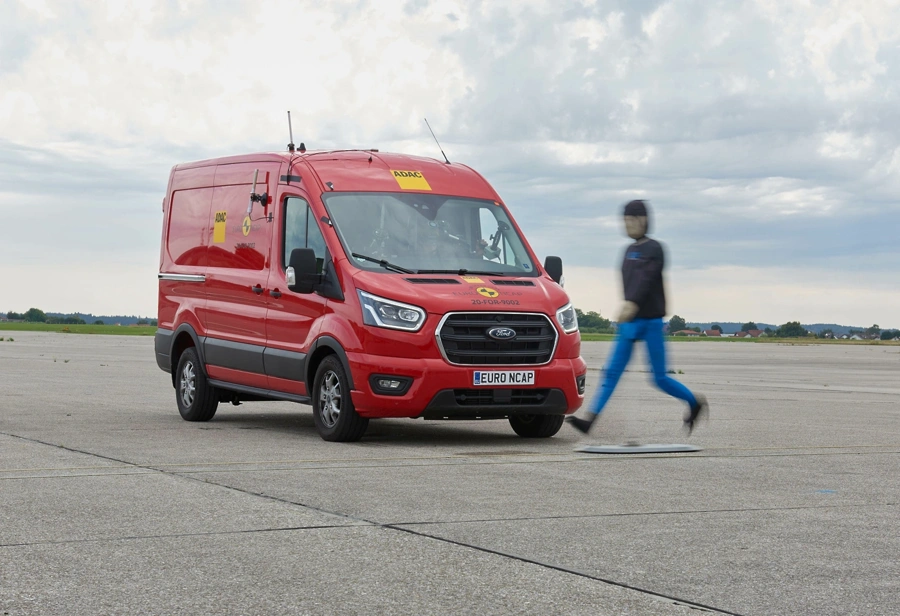 adac-evtestseuroncap-transporter-notbrems-fussgaenger