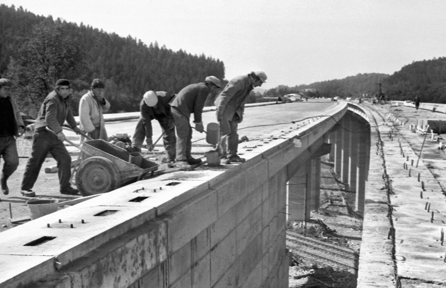 Gradbena dela na viaduktu Ravbarkomanda. Tretji pododsek Unec–Postojna je gradilo slovensko gradbeno združenje GAST (Gradis – Ljubljana, Primorje – Ajdovščina in Slovenija ceste – Ljubljana), jesen 1972. Foto: Marjan Ciglič, hrani: Muzej novejše zgodovine Slovenije