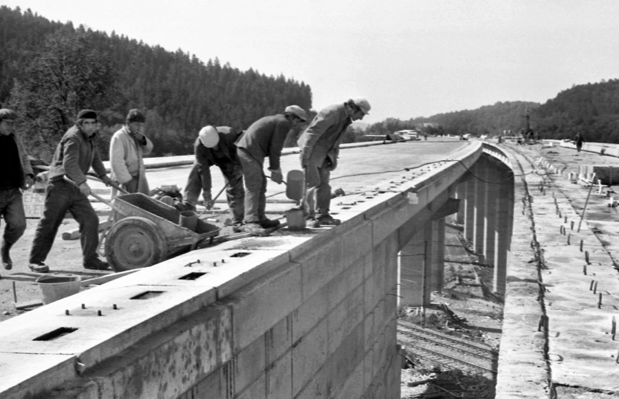 Gradbena dela na viaduktu Ravbarkomanda. Tretji pododsek Unec–Postojna je gradilo slovensko gradbeno združenje GAST (Gradis – Ljubljana, Primorje – Ajdovščina in Slovenija ceste – Ljubljana), jesen 1972. Foto: Marjan Ciglič, hrani: Muzej novejše zgodovine Slovenije