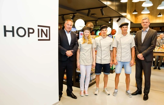 toma%C5%BE-berlo%C4%8Dnik-desno-in-matja%C5%BE-%C5%A1ifkovi%C4%8D-levo-s-petrolovimi-ambasadorji-in-vrhunskimi-%C5%A1portniki-ano-drev-%C5%BEanom-ko%C5%A1irjem-in-%C5%BEanom-kranjcem..webp