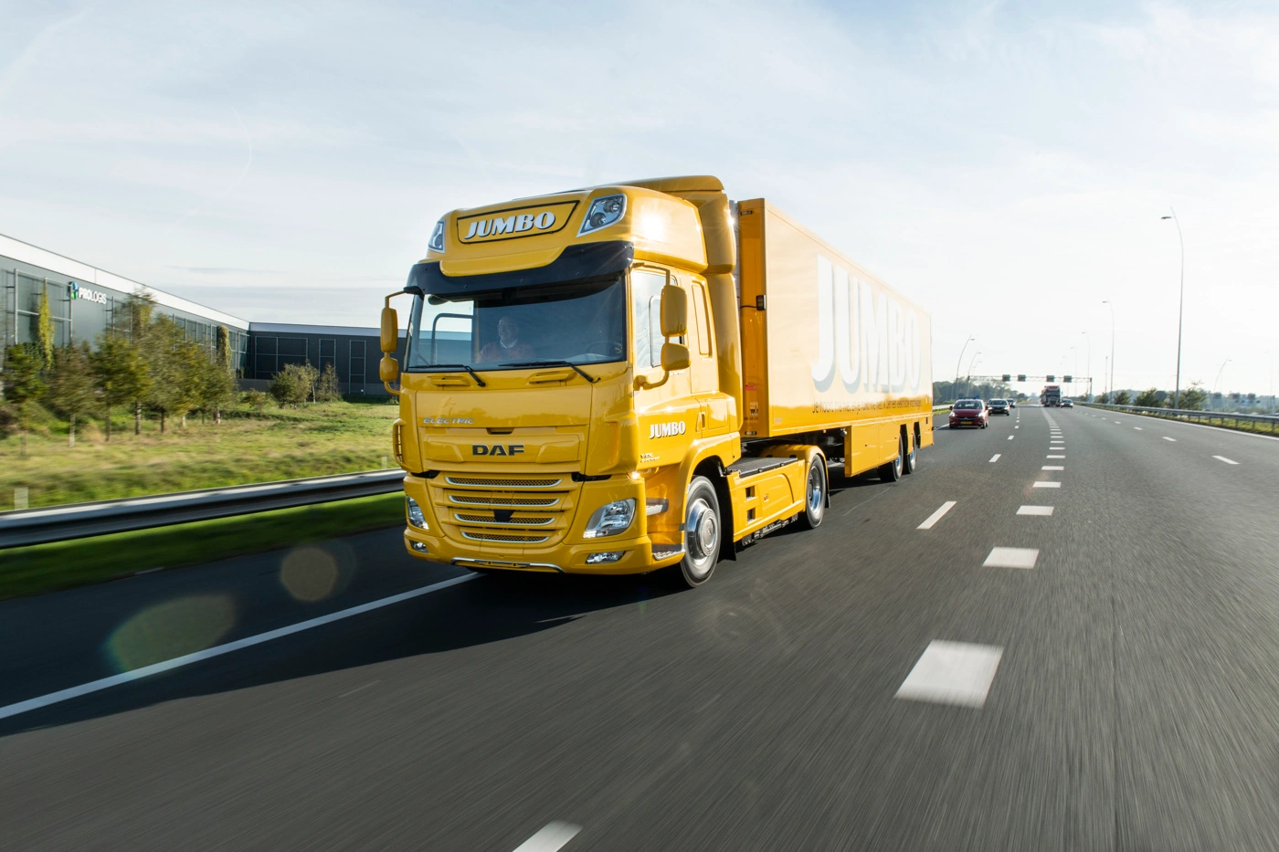 jumbo-takes-delivery-of-first-daf-cf-electric-01.webp