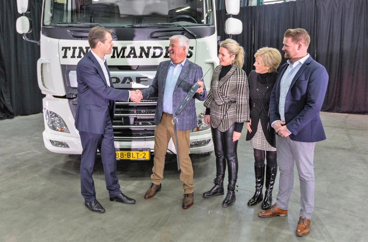 02-handing-over-key-of-daf-cf-electric-by-jos-habets-to-tinie-manders-transport.webp