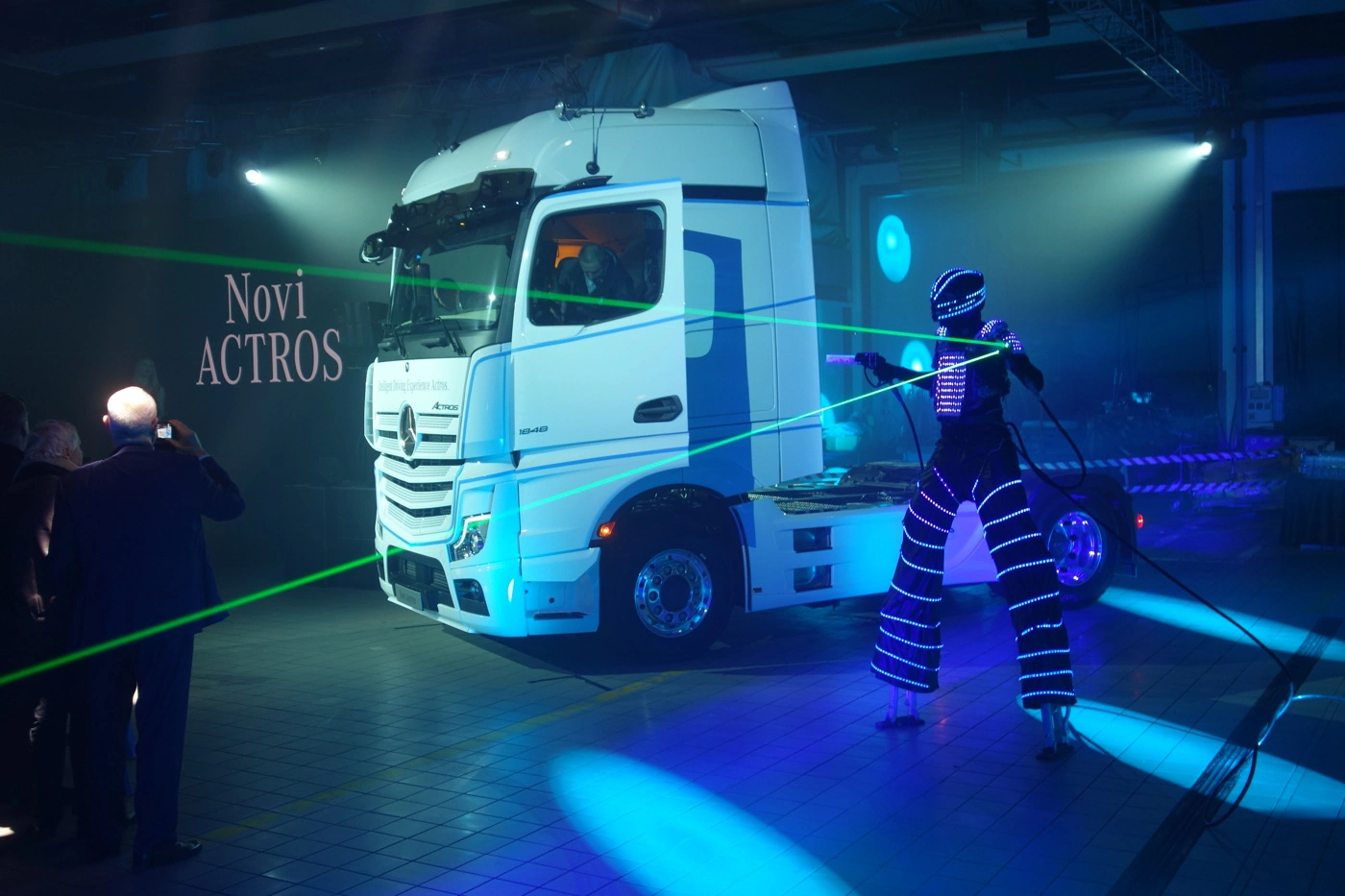 mb-novi-actros1a.webp