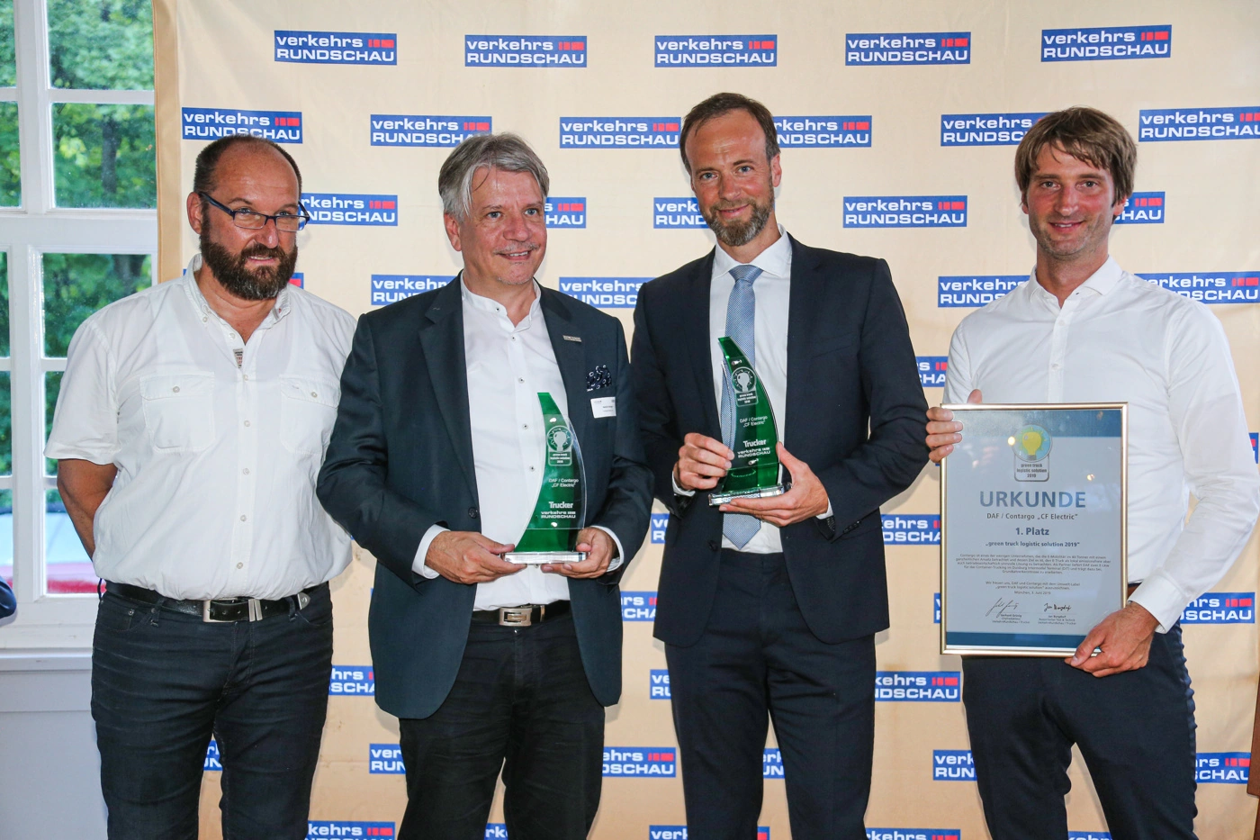 daf-cf-electric-wins-green-trucks-award-2019-daf-cf-electric-hand-over-of-the-award-02.webp