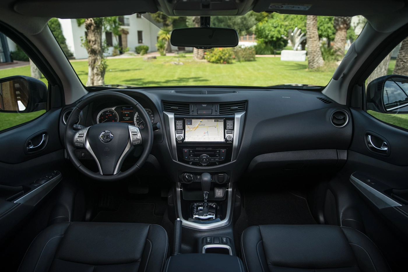 nissan-navara-double-cab-blue---interior-1.webp