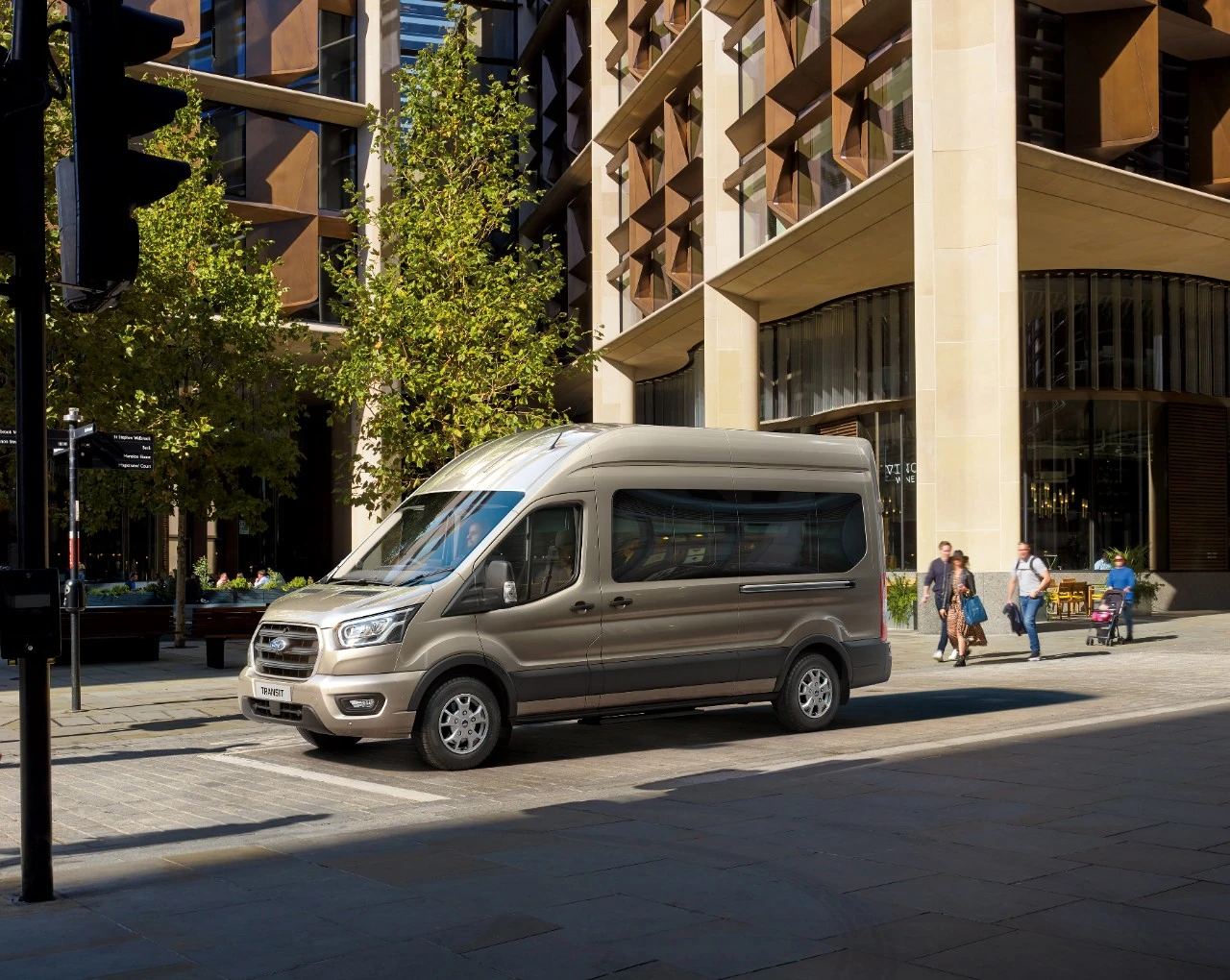 transit-kombi-s-samodjenim-menjalnikom.webp
