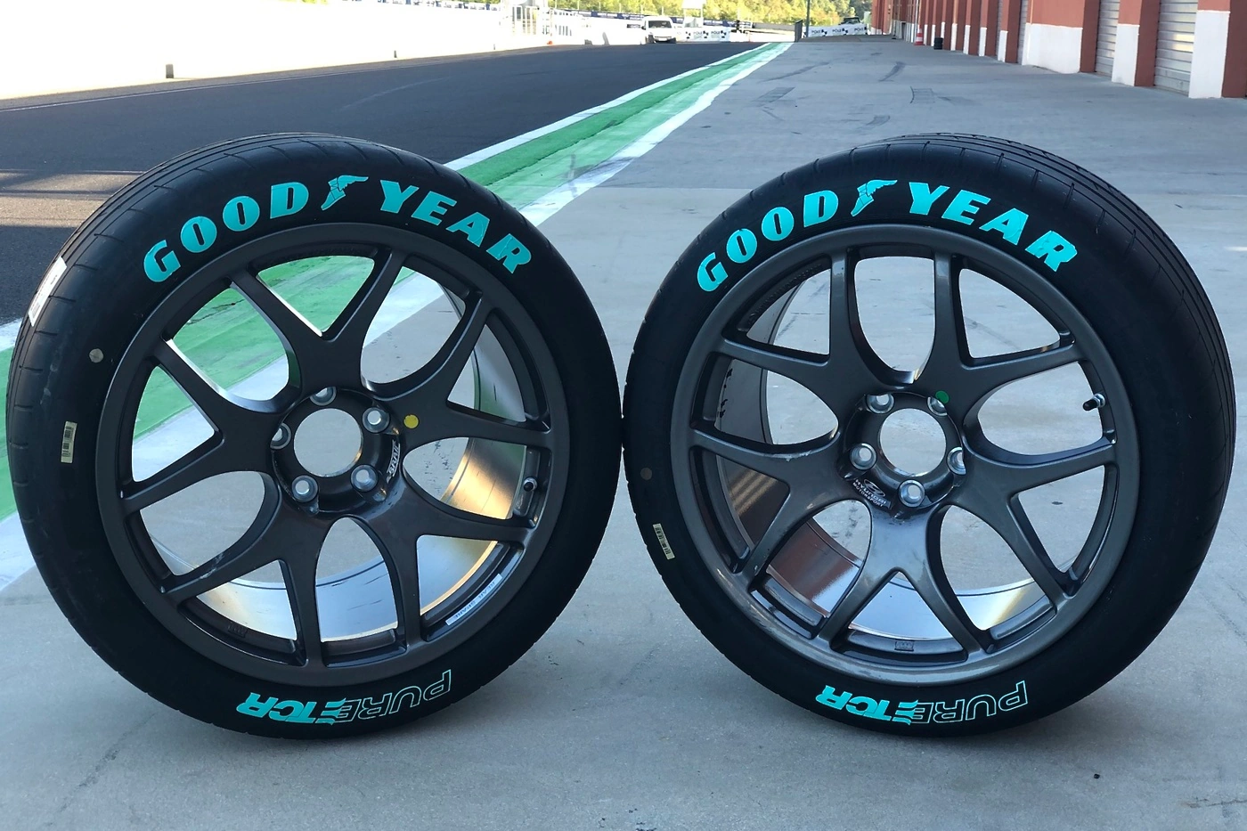 nova-dirkalna-pnevmatika-je-izdelana-na-podlagi-cestne-pnevmatike-eagle-f1-supersport-s-katero-si-deli-dnk-in-%C5%A1tevilne-tehnolo%C5%A1ke-zna%C4%8Dilnosti.webp