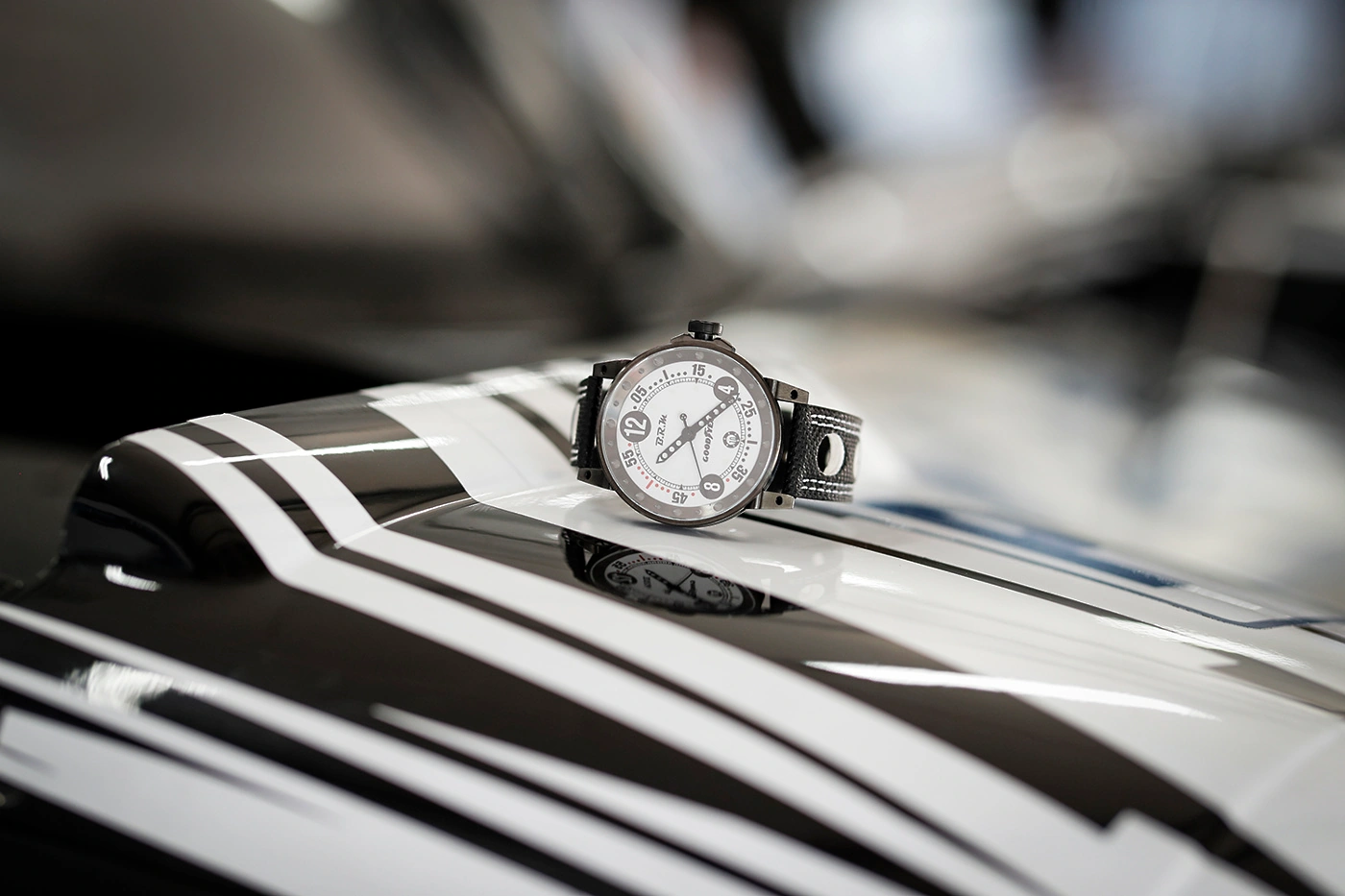 b.r.m.-chronographes-je-ustvaril-ekskluzivno-kolekcijo-presti%C5%BEnih-ur-ki-odra%C5%BEa-goodyearov-zmagovit-zna%C4%8Daj-in-njegovo-neomajno-predanost-moto%C5%A1portu.webp