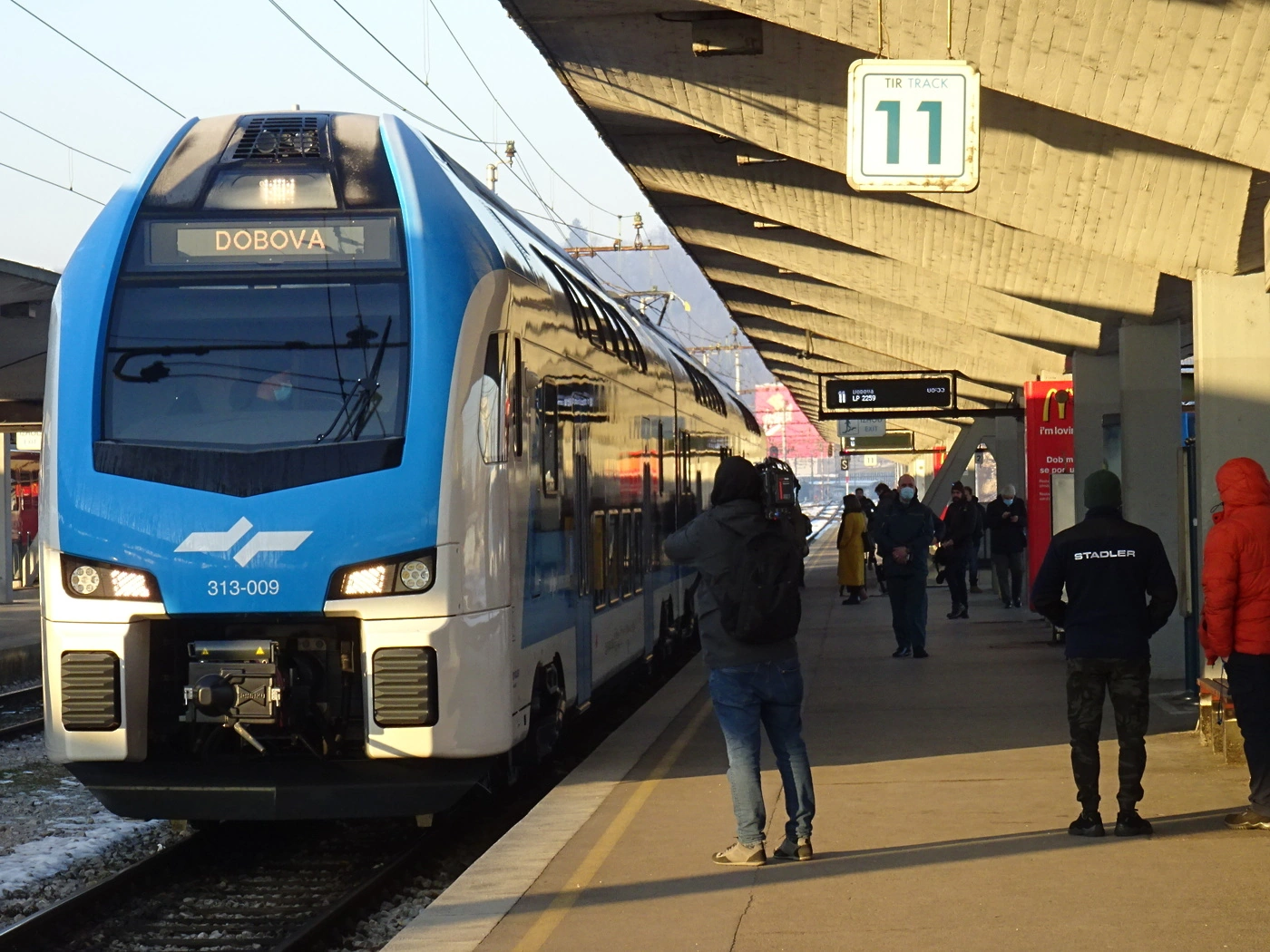 dvonadstropni-vlak-stadler-kiss-1.webp