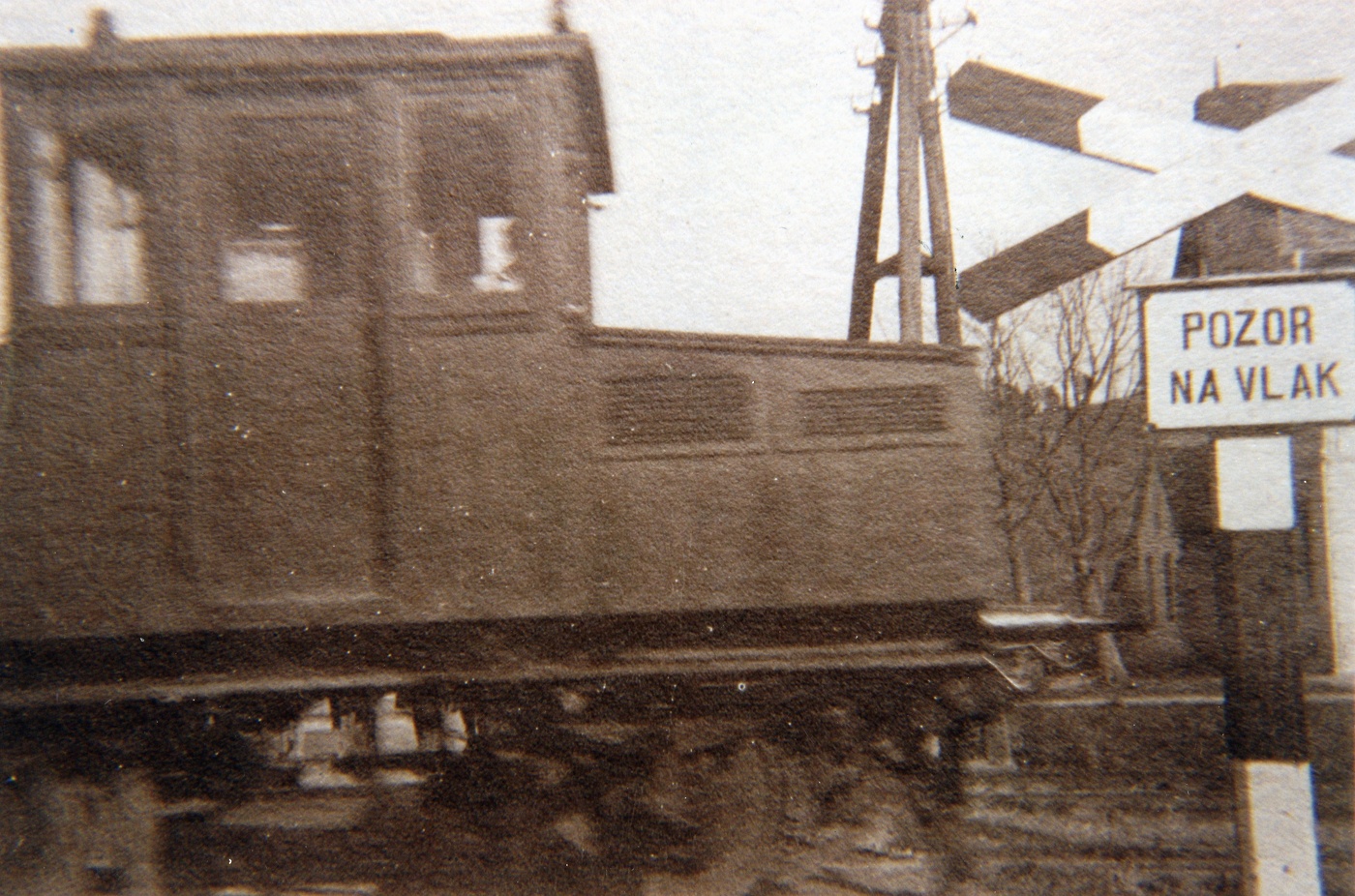 Lahka električna lokomotiva je s težavo ustavljala vagone (fotografija je iz leta 1926).