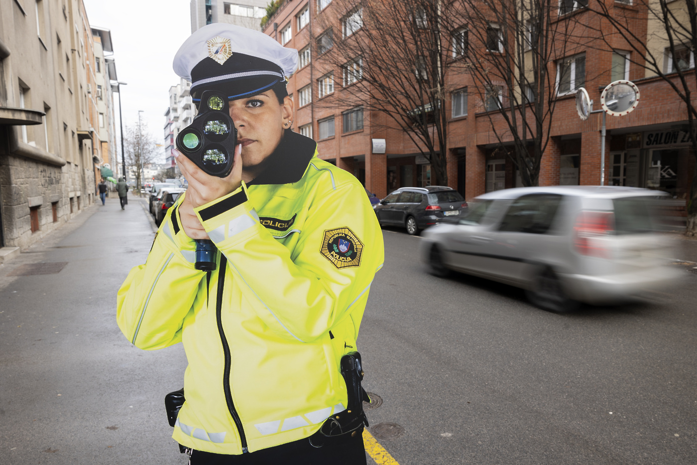 AVP silhuete policistke z radarjem