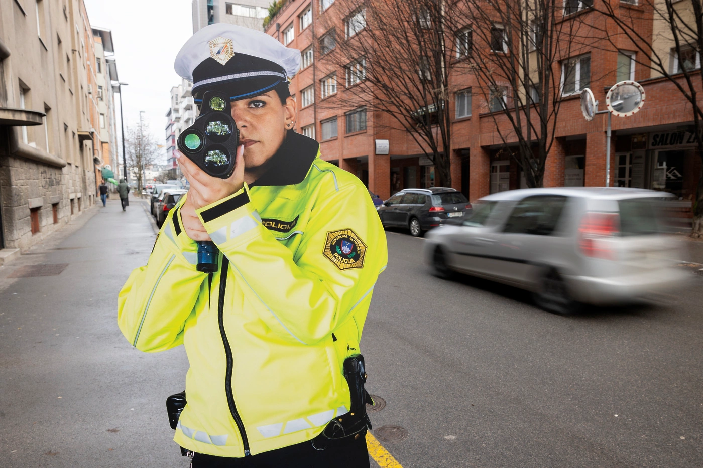 AVP silhuete policistke z radarjem