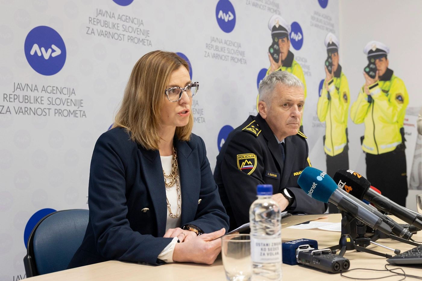 AVP silhuete policistke z radarjem