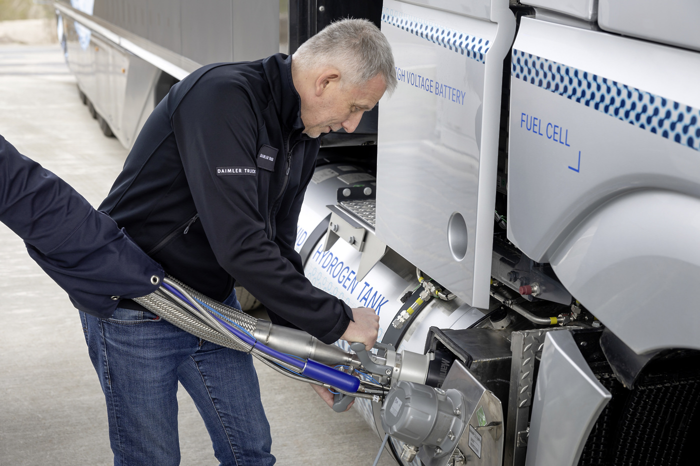 Polnjenje s tekočim vodikom Mercedes-Benz Actros GenH2