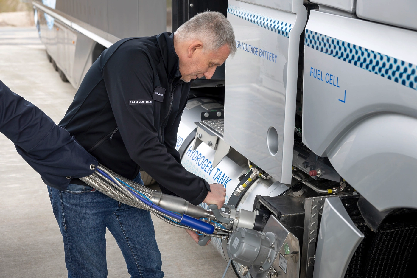 Polnjenje s tekočim vodikom Mercedes-Benz Actros GenH2
