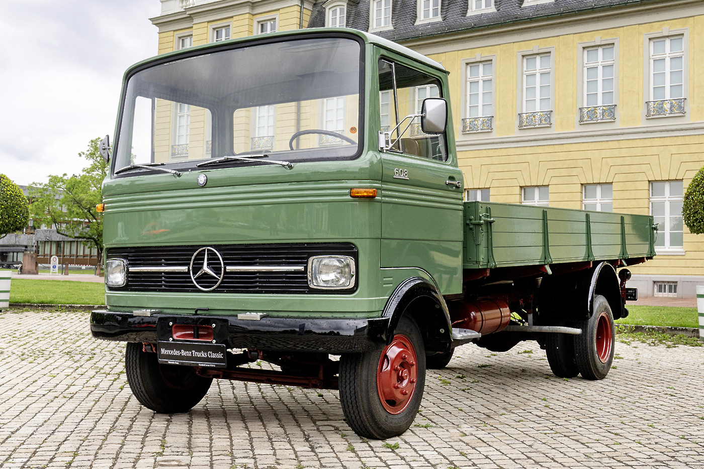 Mercedes-Benz LP 608