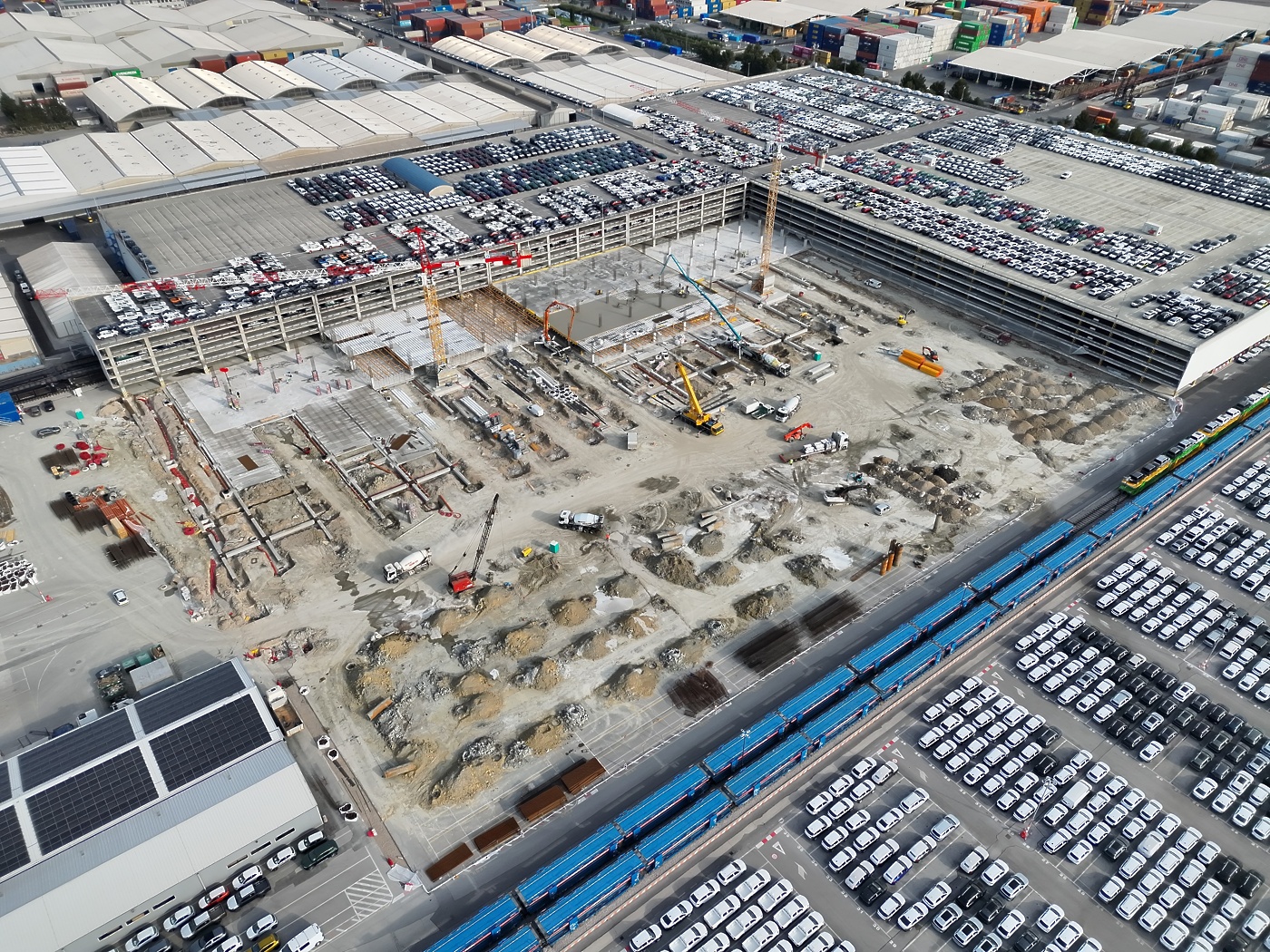 Luka Koper - Garažna hiša za 11.700 vozil